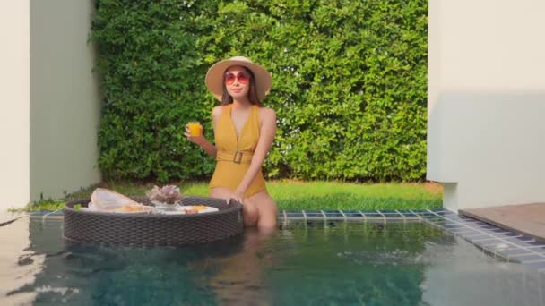 Imagens Bela Mulher Asiática Relaxante Piscina Hotel — Vídeo de Stock