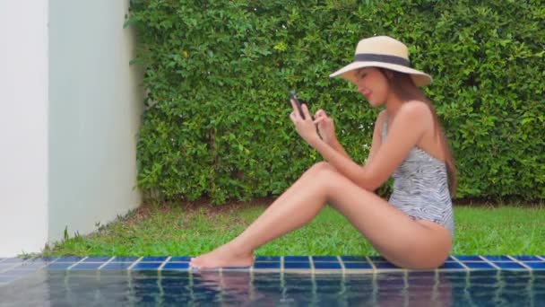 Imagens Bela Mulher Asiática Relaxante Piscina Hotel — Vídeo de Stock