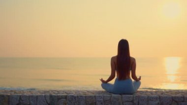 Güzel Asyalı kadının tatilde deniz kıyısındaki görüntüleri.