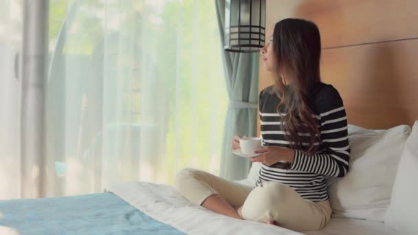 Záběry Krásné Asijské Ženy Pití Kávy Doma — Stock video