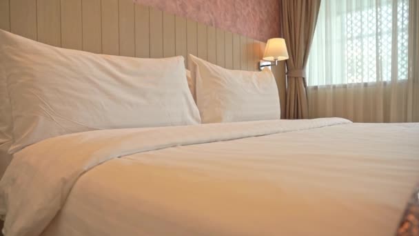 Záběry Luxusně Zařízené Ložnice Hotelu — Stock video