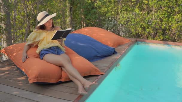 Imagens Bela Mulher Asiática Relaxante Piscina Hotel — Vídeo de Stock