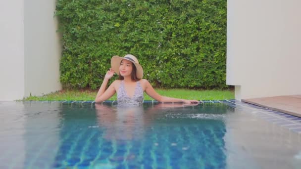 Footage Beautiful Asian Woman Relaxing Pool Hotel — 비디오