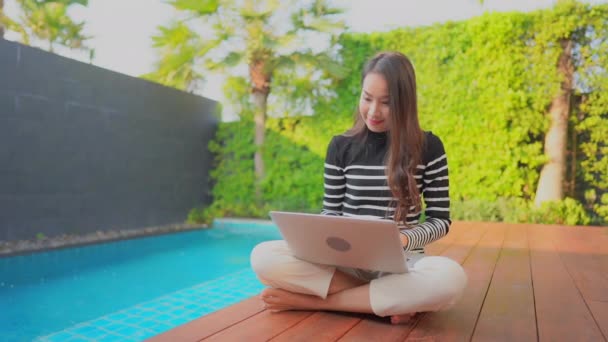 Imagens Bela Mulher Asiática Relaxante Piscina Hotel — Vídeo de Stock