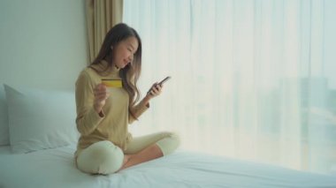 Evinden e-alışveriş yapan güzel Asyalı kadının görüntüleri.