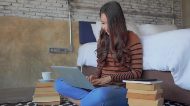 Filmaufnahmen Von Asiatischen Frauen Die Hause Mit Laptop Arbeiten — Stockvideo