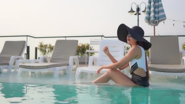 Imagens Bela Mulher Asiática Relaxante Piscina Hotel — Vídeo de Stock