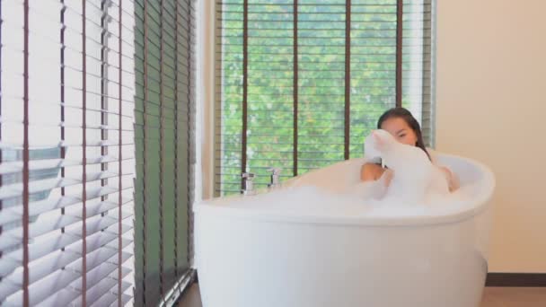 Metraje Hermosa Mujer Asiática Tomando Baño Con Burbujas Jabón — Vídeos de Stock