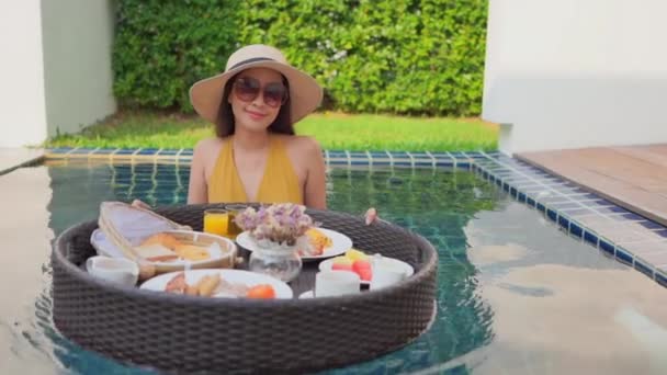 Imagens Bela Mulher Asiática Relaxante Piscina Hotel — Vídeo de Stock