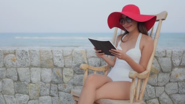 Metraje Hermosa Mujer Asiática Orilla Del Mar Durante Las Vacaciones — Vídeos de Stock