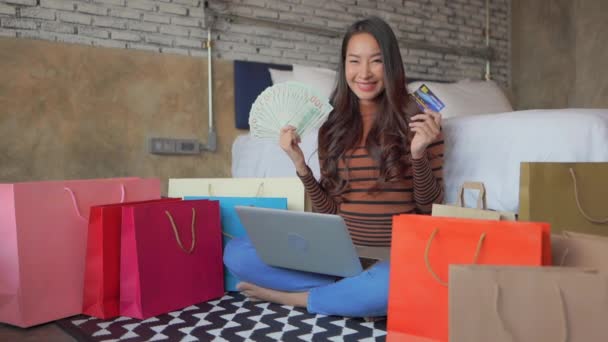 집에서 쇼핑을 아름다운 이시아 여성의 — 비디오