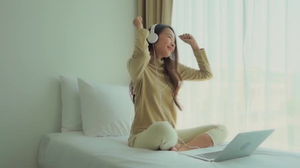 Séquences Belle Femme Asiatique Écouter Musique Dans Les Écouteurs Maison — Video