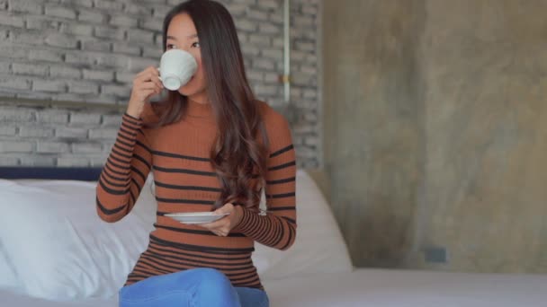 Metraje Hermosa Mujer Asiática Bebiendo Café Casa — Vídeos de Stock