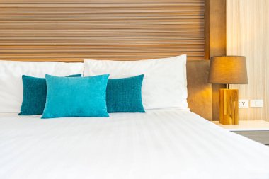 Yatak dekorasyonunda beyaz rahat yastık.