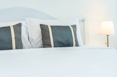 Yatak odasının iç dekorasyonunda yastık.