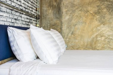 Yatak odasının iç dekorasyonunda yastık.