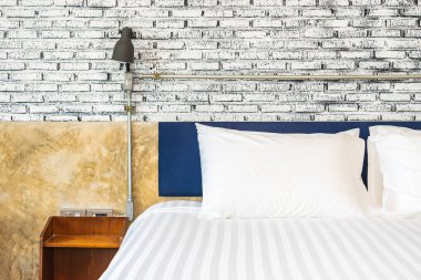 Yatak odasının iç dekorasyonunda yastık.