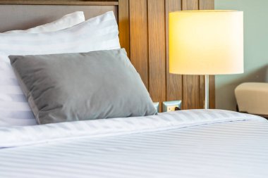 Yatak odasının iç dekorasyonunda yastık.