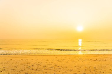 Güneşin doğuşunda ya da batışında güzel tropikal okyanus plajı