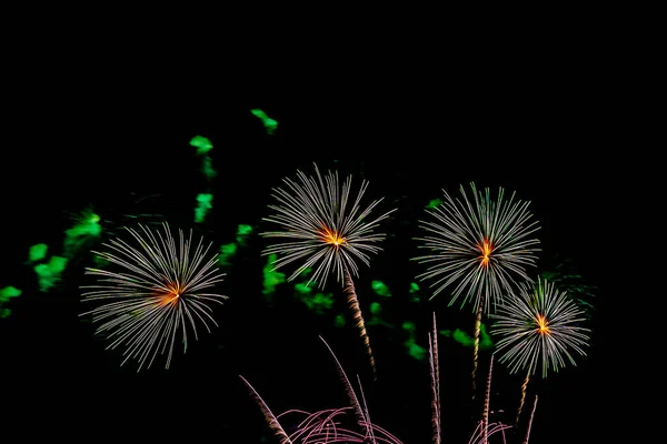 Hermosa exhibición de fuegos artificiales de colores en la noche para celebrar —  Fotos de Stock