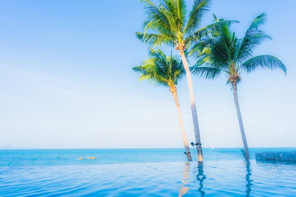Bela paisagem da piscina exterior no resort do hotel — Fotografia de Stock