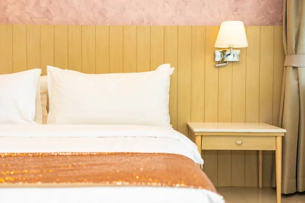 寝室の内装のベッドルームの枕 — ストック写真