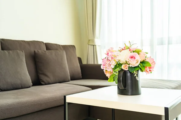 Florero flor en la mesa con almohada y sofá decoración interior — Foto de Stock