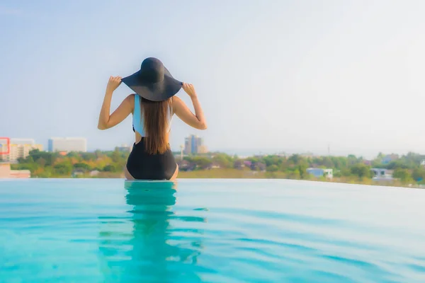 Retrato bonito jovem asiático mulher feliz sorriso relaxar ao redor ou — Fotografia de Stock