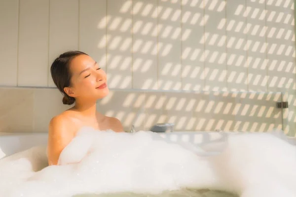 Retrato jovem mulher asiática relaxar tomar um banho na banheira — Fotografia de Stock