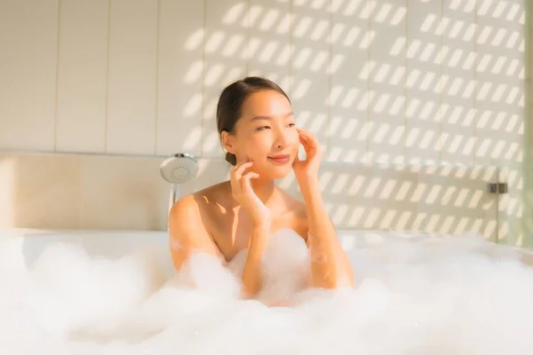 Retrato joven asiático mujer relajarse tomar un baño en bañera — Foto de Stock