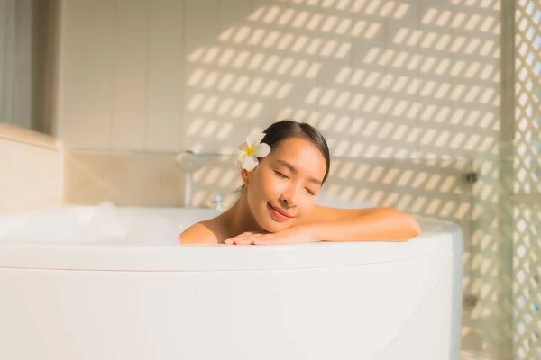 Retrato jovem mulher asiática relaxar tomar um banho na banheira — Fotografia de Stock