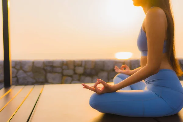 Retrato joven asiático mujer hacer meditación alrededor de mar playa océano —  Fotos de Stock