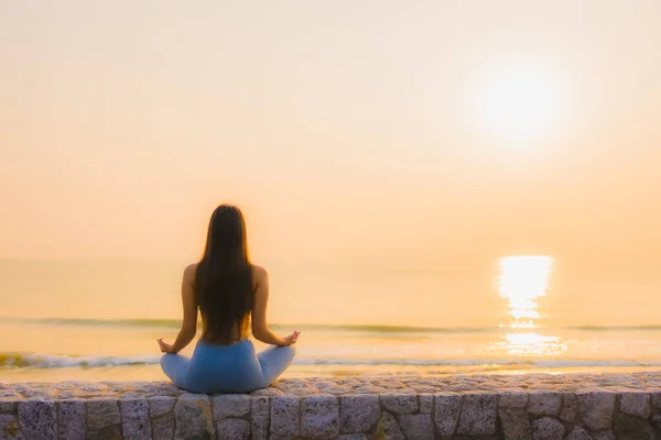 Portré fiatal ázsiai nő csinál meditáció körül tenger tengerpart óceán — Stock Fotó