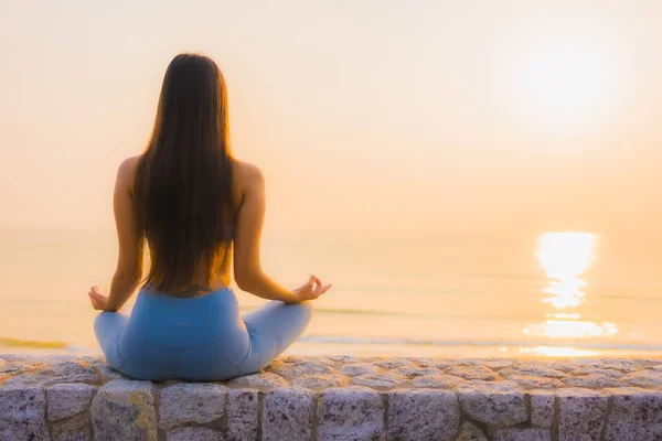 Portré fiatal ázsiai nő csinál meditáció körül tenger tengerpart óceán — Stock Fotó