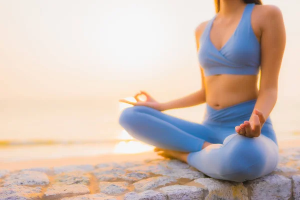 Portret jonge aziatische vrouw doen meditatie rond zee strand oceaan — Stockfoto