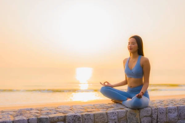 Ritratto giovane donna asiatica fare meditazione intorno mare spiaggia oceano — Foto Stock