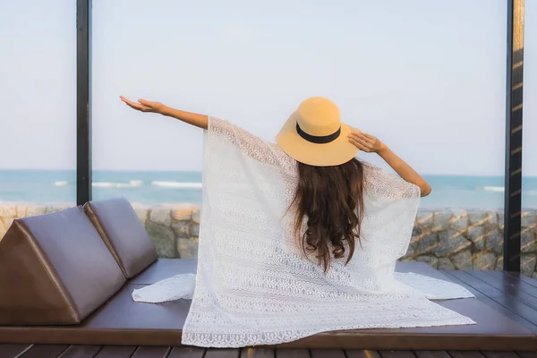 Retrato jovem asiático mulher feliz sorriso relaxar ao redor praia mar oc — Fotografia de Stock