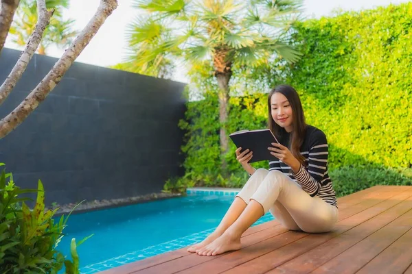 Портрет молодой азиатской женщины читать книгу вокруг открытых какашек плавания — стоковое фото