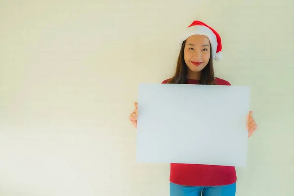Retrato bonito jovem asiático mulheres mostrar branco bordo cartão — Fotografia de Stock