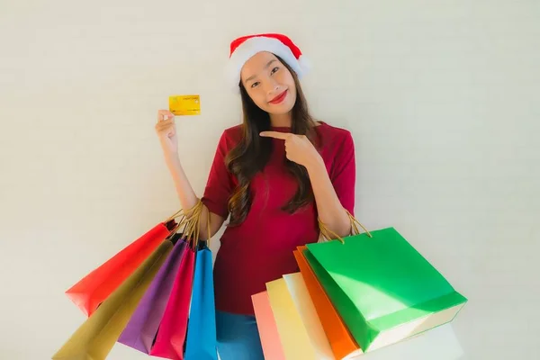 Ritratto bella giovane asiatico donne indossare natale santa hat wi — Foto Stock