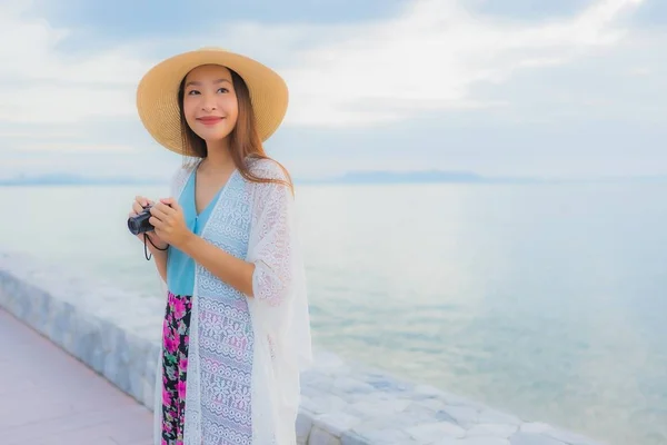 Retrato bonito jovem asiático mulheres feliz sorriso relaxar ao redor se — Fotografia de Stock