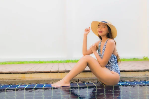 Retrato joven asiático mujer feliz sonrisa relajarse alrededor al aire libre nadar —  Fotos de Stock