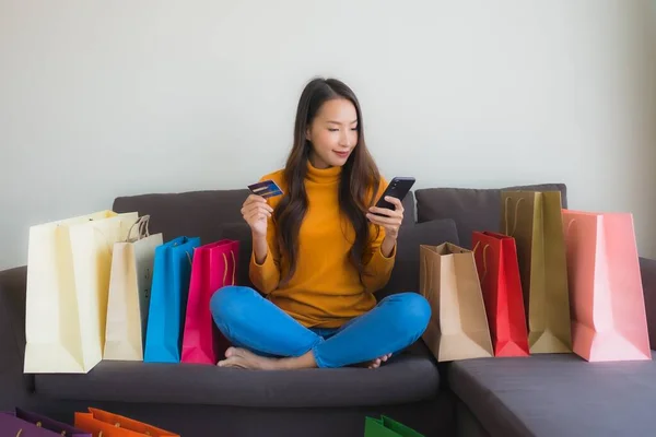 Retrato joven asiática mujer usando portátil ordenador con inteligente mobi — Foto de Stock