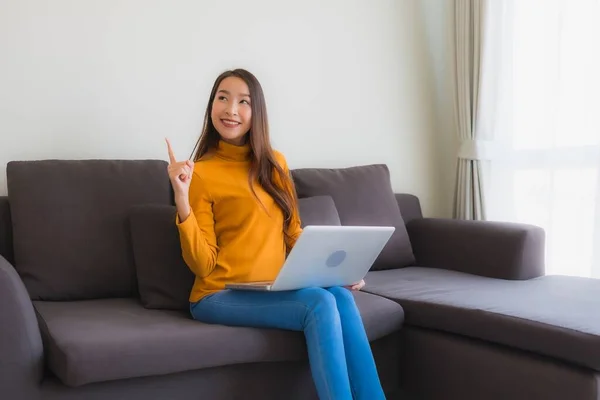 Porträt junge asiatische Frau mit Laptop-Computer Notizbuch auf so — Stockfoto
