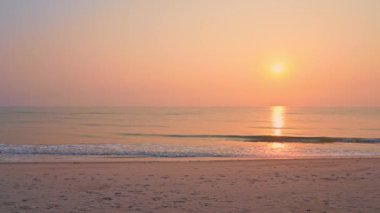 Güzel dalgalı denizin sakin görüntüleri.