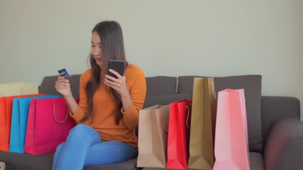 Beeldmateriaal Van Mooie Aziatische Vrouw Het Maken Van Shopping Thuis — Stockvideo