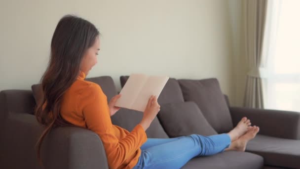 美丽的亚洲女人在家看书的镜头 — 图库视频影像