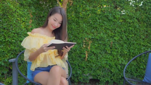 Material Archivo Hermosa Mujer Asiática Leyendo Libro Casa — Vídeos de Stock