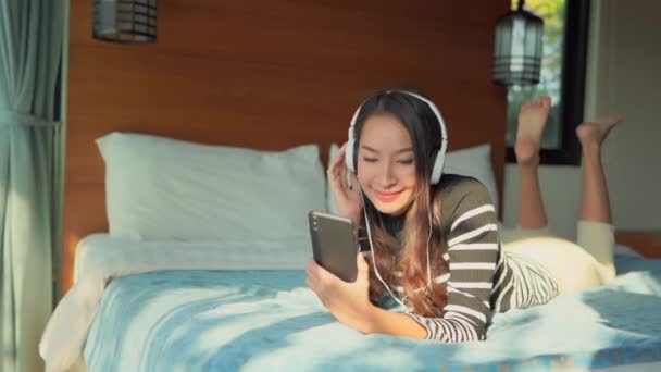 Material Archivo Hermosa Mujer Asiática Escuchando Música Los Auriculares Casa — Vídeos de Stock