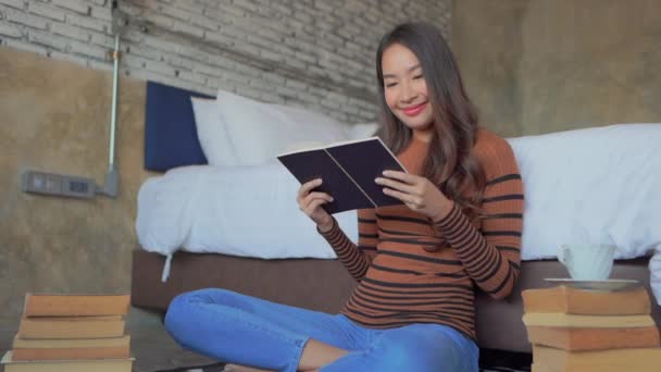 Séquences Belle Asiatique Femme Lecture Livre Maison — Video